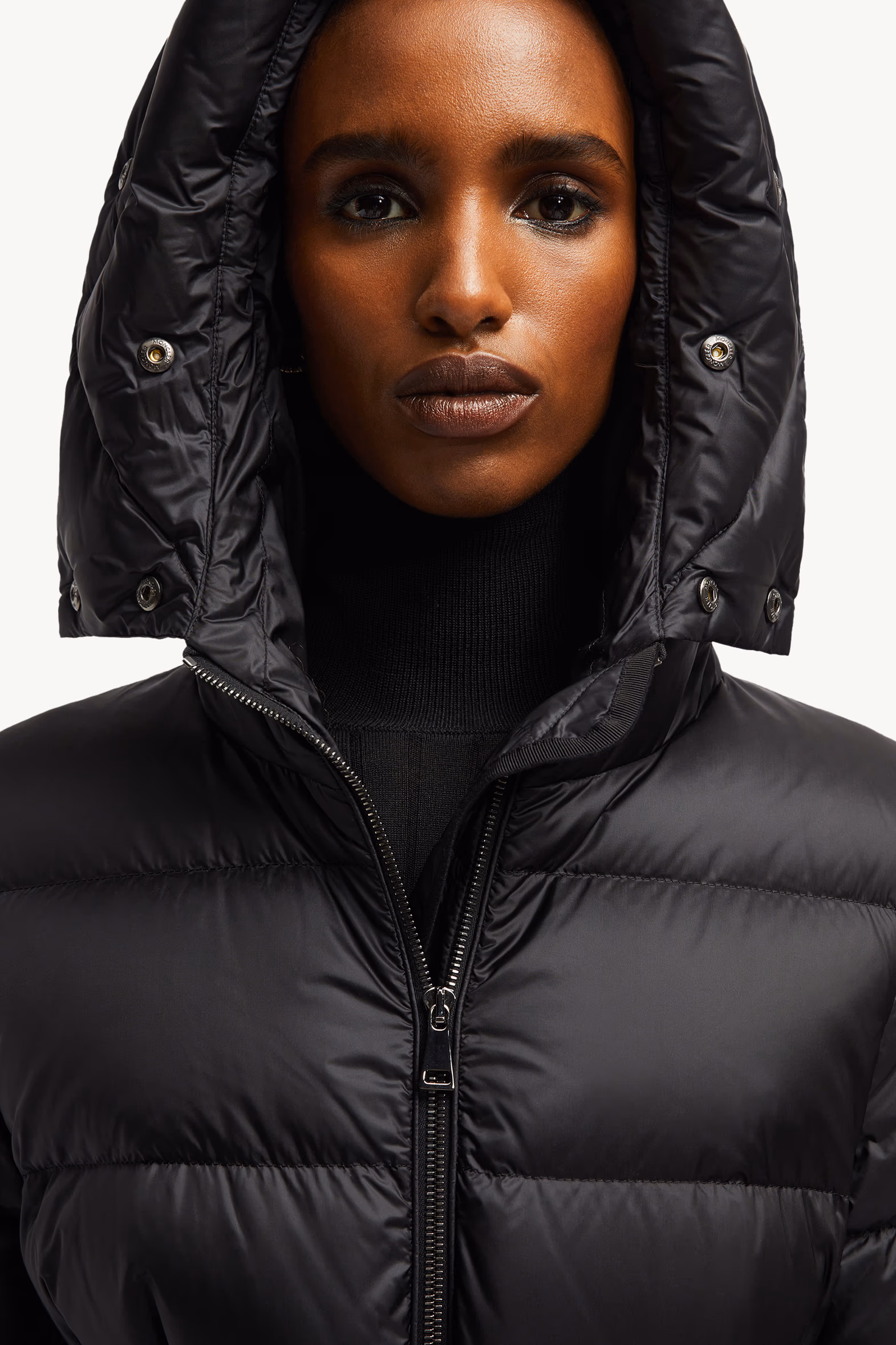Plumífero corto con capucha y ribete de lana de oveja joven Boed Mujer Negro & Beige Moncler 7